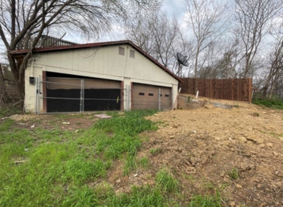 Structural collapse and damaged sewer lines at an abandoned mine portal beneath a residence in Bridgeport, Texas.